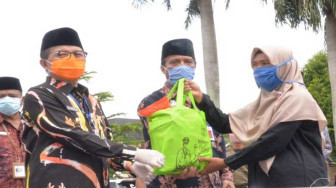 Pemprov Jambi dan Serikat Buruh Bagikan Sembako
