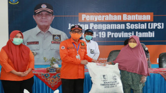 Gubernur Jambi Salurkan JPS Covid-19 di Tanjabtim