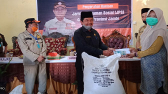 Ketua DPRD Sarolangun Ikut Serahkan Bantuan JPS