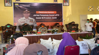 Danrem 042 Gapu Dampingi Gubernur Jambi Serahkan Bantuan JPS Covid-19