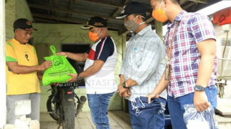 Wakil Bupati Tanjab Timur Salurkan Bantuan JPS di Berbak