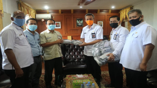 Sekda Tanjabbar Terima Bantuan 9.000 Masker dari PetroChina International Jabung Ltd