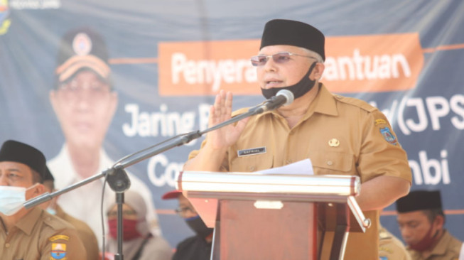 Bupati Tanjabbar Dampingi Gubernur Jambi, Menyerahkan Bantuan JPS