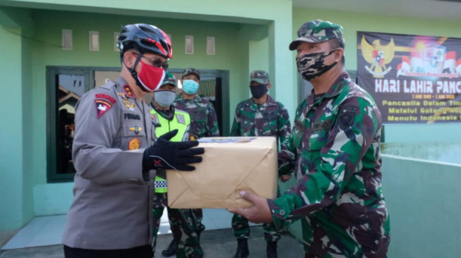 Kapolda Jambi dan PJU Gelar Patroli Sepeda dan Baksos Kepada Warga