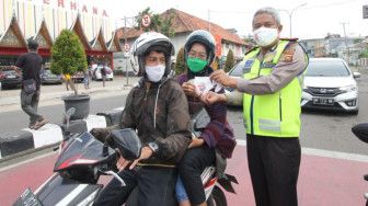 Sambut Hari Bhayangkara Ke-74, Ditlantas Polda Jambi Bagi Masker ke Pengguna Jalan