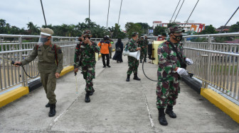 Perang Lawan Covid-19, Korem 042 Garuda Putih Semprot Disinfektan di Jembatan Genta Arrasy