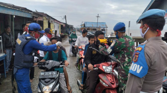 Sambut Hari Bhayangkara, Personel Marnit Patroli Kampung Laut, Ditpolairud Polda Jambi Bagi-bagi Masker