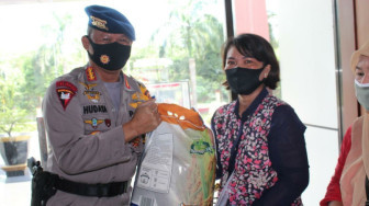 Menyambut HUT Bhayangkara ke-74, Satbrimob Polda Jambi Salurkan Bantuan Sembako