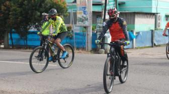 Kapolda Jambi Gowes Gembira Sambil Bagikan Sembako