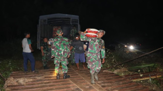 Jelang berlangsungnya TMMD, Bahan Bangunan Mulai Digeser ke Lokasi Desa Labuhan Pering