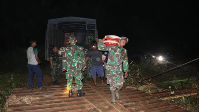 Jelang berlangsungnya TMMD, Bahan Bangunan Mulai Digeser ke Lokasi Desa Labuhan Pering