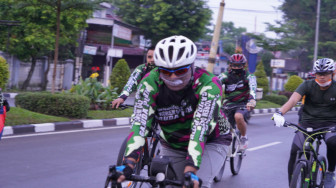 Danrem Gapu Bersama Prajurit Gowes Mengelilingi Kota Jambi