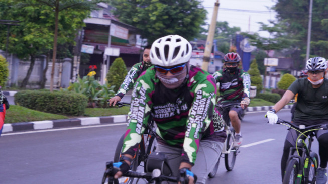 Danrem Gapu Bersama Prajurit Gowes Mengelilingi Kota Jambi