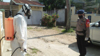 Cegah Penyebaran Covid-19, Brimob Jambi Semprotkan Disinfektan di Masjid Al Munawwarah Kota Jambi