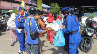 Ditpolairud Polda Jambi Bagikan Masker Gratis ke Pedagang