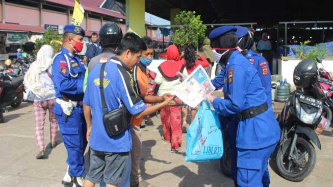 Ditpolairud Polda Jambi Bagikan Masker Gratis ke Pedagang