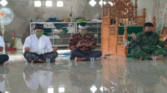 Babinsa dan Masyarakat Labuhan Pering Doa Bersama Sukseskan TMMD