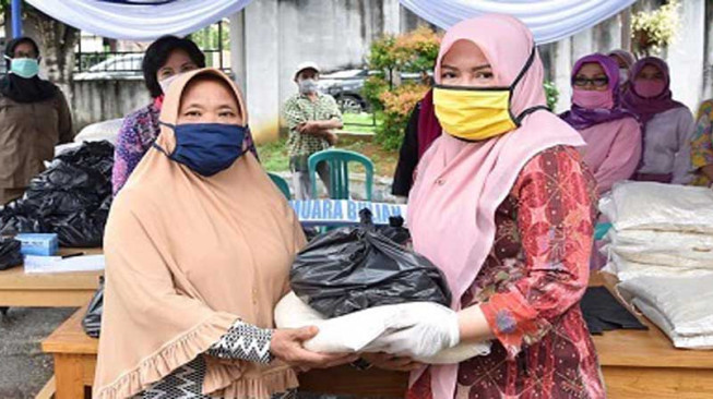 TP PKK Batang Hari Berikan Bantuan Sembako
