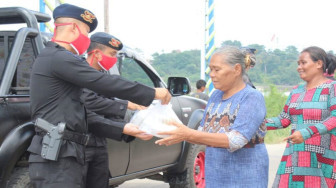 Dapur Lapangan dan Pembagian Paket Makanan Brimob Jambi kepada Masyarakat