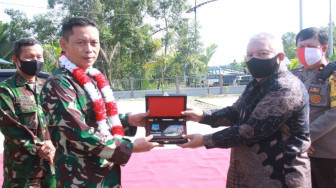 Safrial Serahkan Hibah Bangunan Pos AL kepada Danlanal Palembang