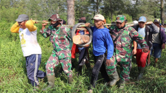 Satu Rasa, Babinsa dan Warga Gotong Royong di Lokasi TMMD Labuhan Pering