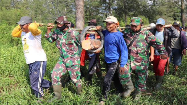 Satu Rasa, Babinsa dan Warga Gotong Royong di Lokasi TMMD Labuhan Pering