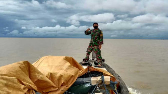 Meski Harus Naik Pompong, Prajurit TMMD 108 Tetap Semangat