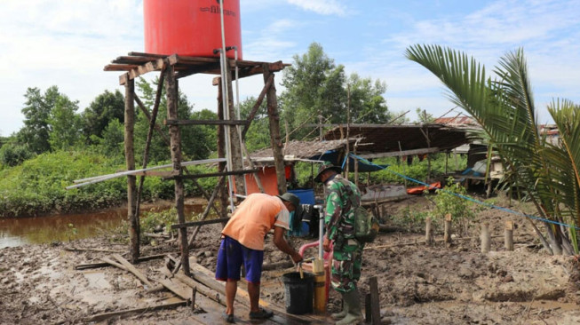 TNI Datang Air Bersih Menyejukkan Desa Labuhan Pering