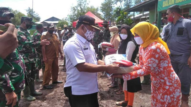 Asisten II dan Kasatpol PP Tanjabtim Berikan Sembako ke Warga Labuhan Pering