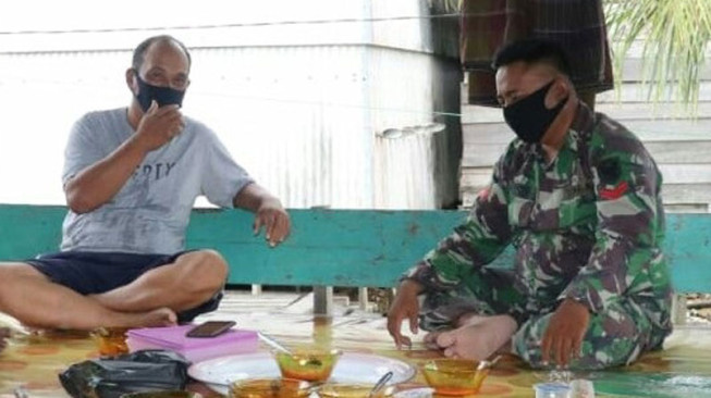 Ibu Andi Bangga Jadi Orang Tua Asuh Satgas TMMD 108 Kodim Tanjab