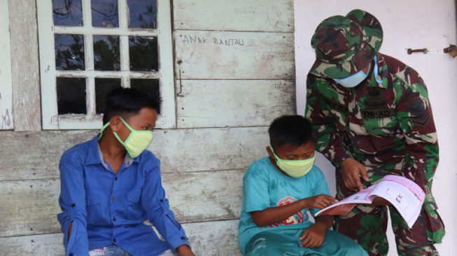 Tidak Hanya Pegang Senjata, Jadi Guru Juga Dilakoni TNI dalam Program TMMD