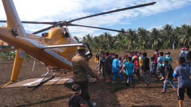Anak-Anak Desa Labuhan Pering 'Serbu' Helikopter Tim Wasev