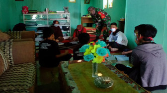 Siswa Belajar di Rumah Pasiter Satgas TMMD 108 Kodim Tanjab, Dampingi Guru Door to Door