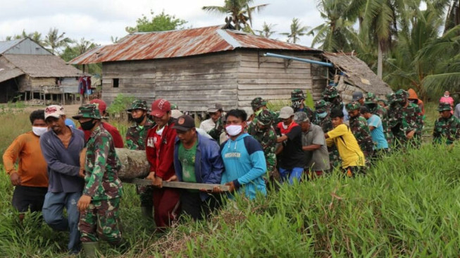 Melalui TMMD,TNI Bangkitkan Semangat Gotong Royong Warga Desa Labuhan Pering