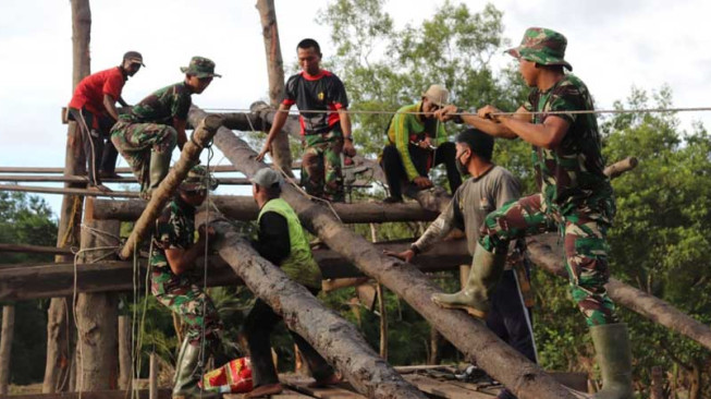 TMMD Labuhan Pering Ciptakan Kemanunggalan TNI Dengan Rakyat
