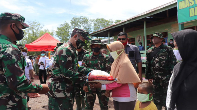 Tim Wasev Bagikan Sembako di Lokasi TMMD Desa Labuhan Pering