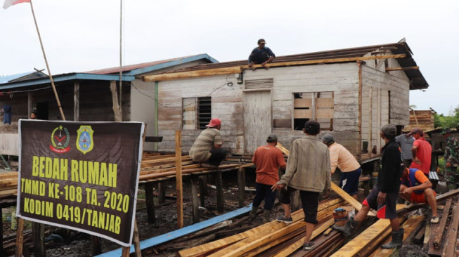TNI Hadir, 4 Rumah Warga Desa Labuhan Pering Telah Layak Huni