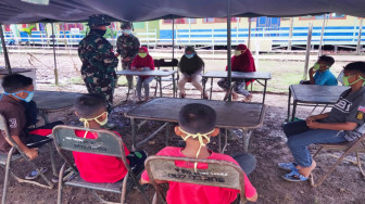 Sebelum Tinggalkan Desa Labuhan Pering, Satgas TMMD Kodim Tanjab Sempatkan Mengajar
