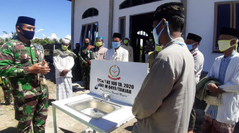 Putus Mata Rantai Covid-19, Satgas TMMD Bantu Alat Cuci Tangan Portabel untuk Masjid