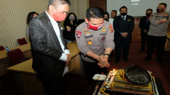 Kapolda Jambi Dapat Kejutan Kue Ulang Tahun dari Manajemen Swiss-Bellhotel Jambi