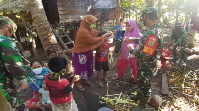 Baksos Satgas TMMD 108 Kodim Tanjab Bagikan Sembako dan Masker di Dusun Sungai Kapas