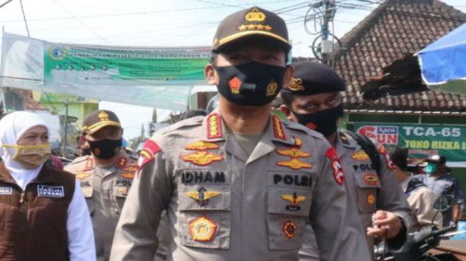 Kapolri Apresiasi Kompol Sutiono Atas Dedikasi Memakamkan Jenazah Covid-19 Hingga Tidur di Makam