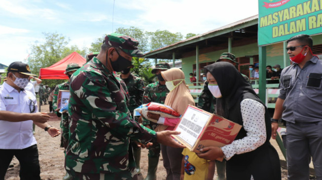 Danrem 042/Gapu Bagikan Sembako di Lokasi TMMD Labuhan Pering