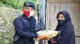 Secara Serentak Satuan Brimob Polda Jambi Lakukan Bakti Sosial, Bagi-bagi Sembako