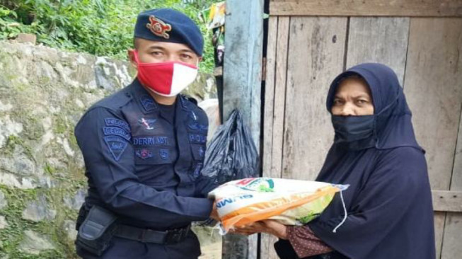 Secara Serentak Satuan Brimob Polda Jambi Lakukan Bakti Sosial, Bagi-bagi Sembako