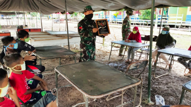 TNI Ajari Makna Pancasila kepada Siswa SD Labuhan Pering