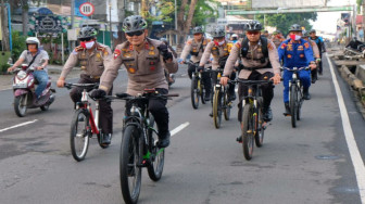 Kapolda Jambi Gowes Gembira Sambil Bagi-bagi Sembako