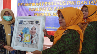 Yunninta Asmara Terima Cinderamata dari IKWI Batanghari