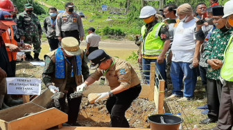 Al Haris Dampingi Gubernur Letakan Batu Pertama Pembangunan Jembatan Rantau Limau Manis