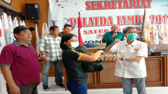 Pengurus Koni Provinsi Jambi Donasikan Bantuan Covid 19 Bagi Pelatih dan Atlet